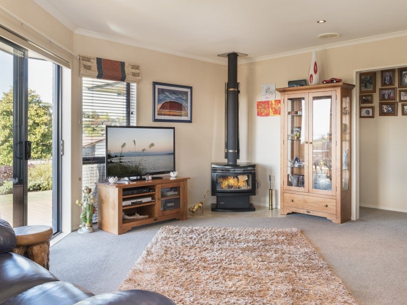 3 Kinder Street, Acacia Bay, Taupo - Carousel 2