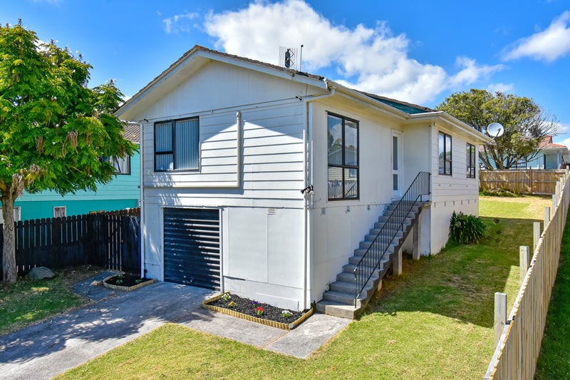 18 Taitimu Drive, Weymouth, Auckland - Carousel 1