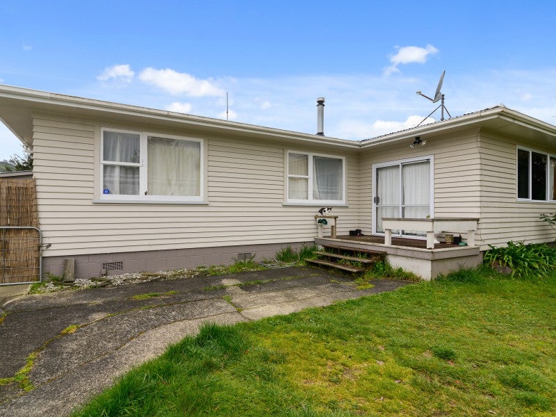 8 Michael Place, Mangakakahi, Rotorua - Carousel 1