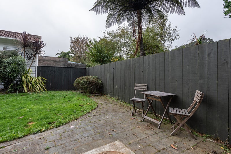 6 Fernlea Avenue, Karori, Wellington - Carousel 23