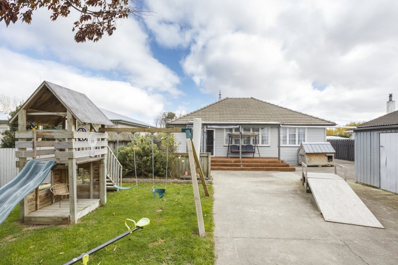 1282 Rangitikei Line, Newbury - Carousel 1