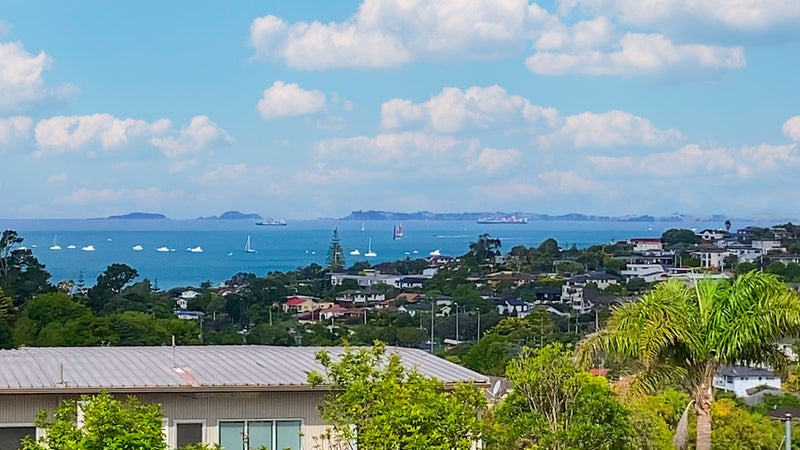 1/6 Theodora Place, Mairangi Bay, Auckland - Carousel 2