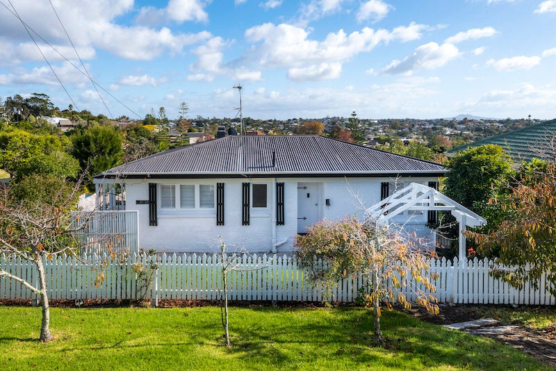 1/4 View Road, Shelly Park, Auckland - Carousel 1