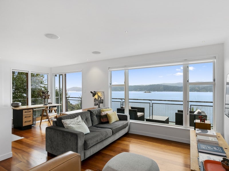 11 Fortification Road, Karaka Bays, Wellington - Carousel 1