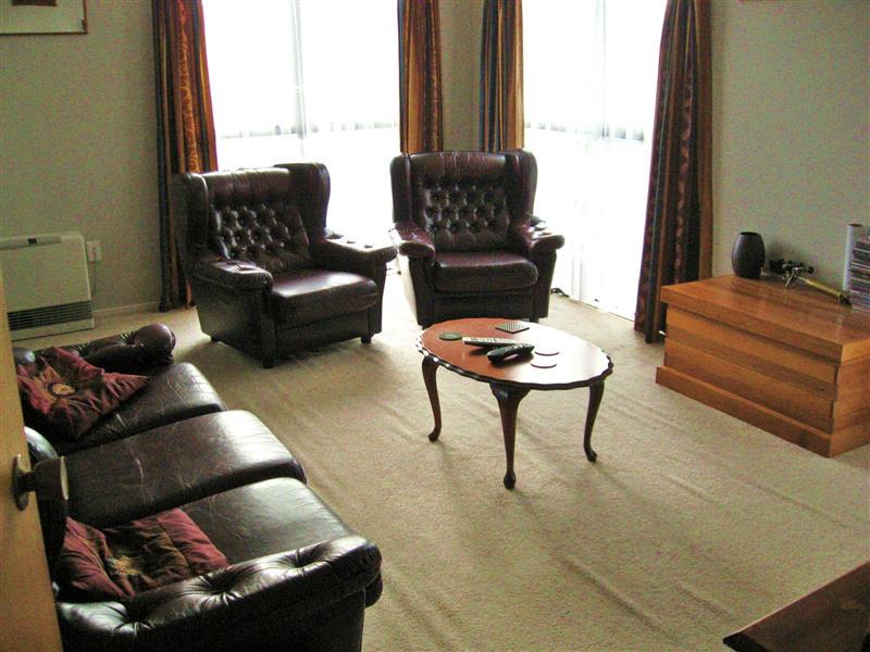 17 Mossburn Grove, Kelson, Lower Hutt - Carousel 2
