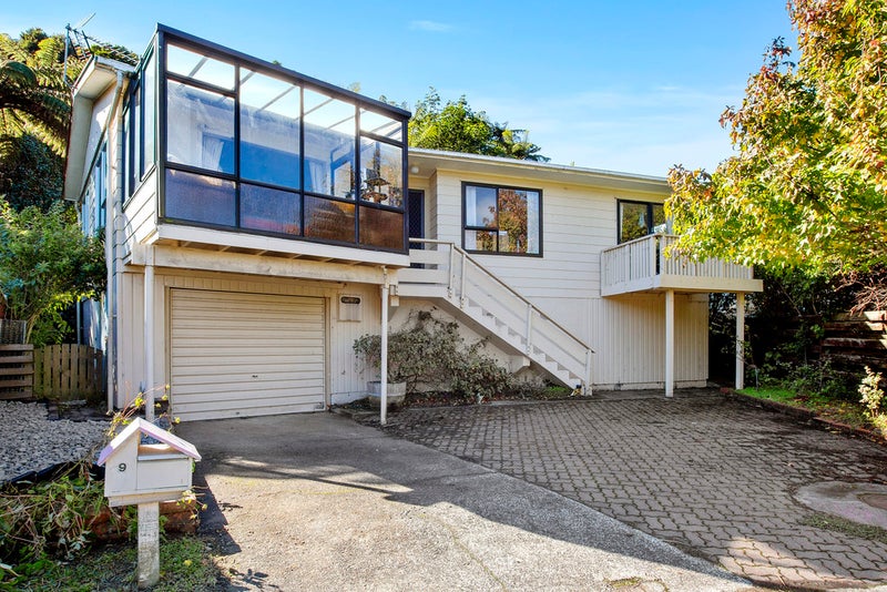 9 Hibiscus Grove, Maungaraki, Lower Hutt - Carousel 1