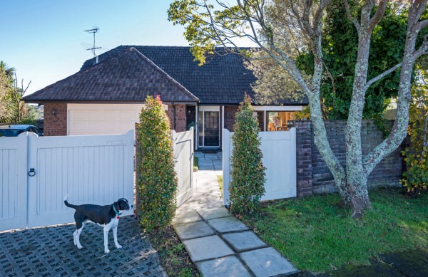 4 Cockle Bay Road, Cockle Bay, Auckland - Carousel 1