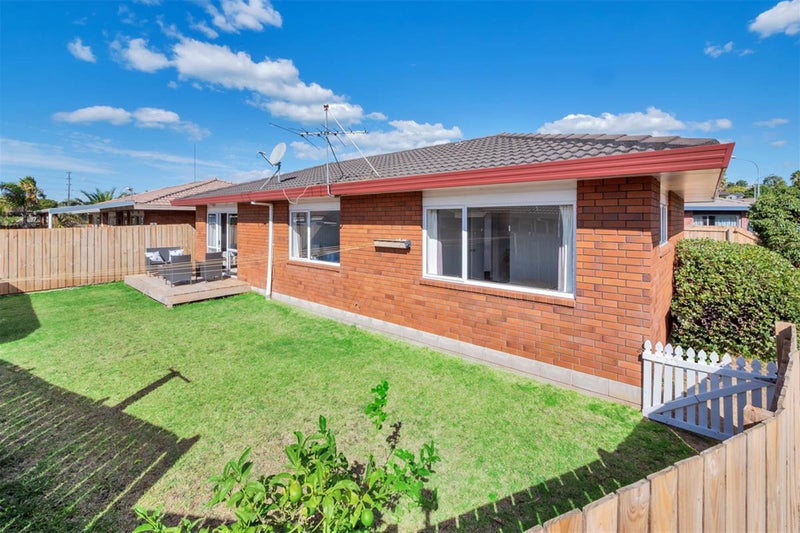 2/5 Barbados Drive, Unsworth Heights, Auckland - Carousel 2