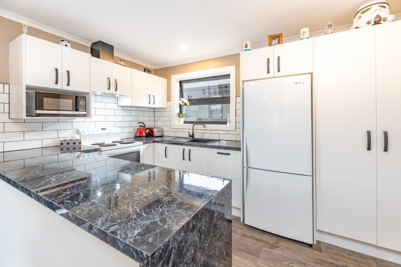 34 Vancouver Crescent, Wainoni, Christchurch - Carousel 2