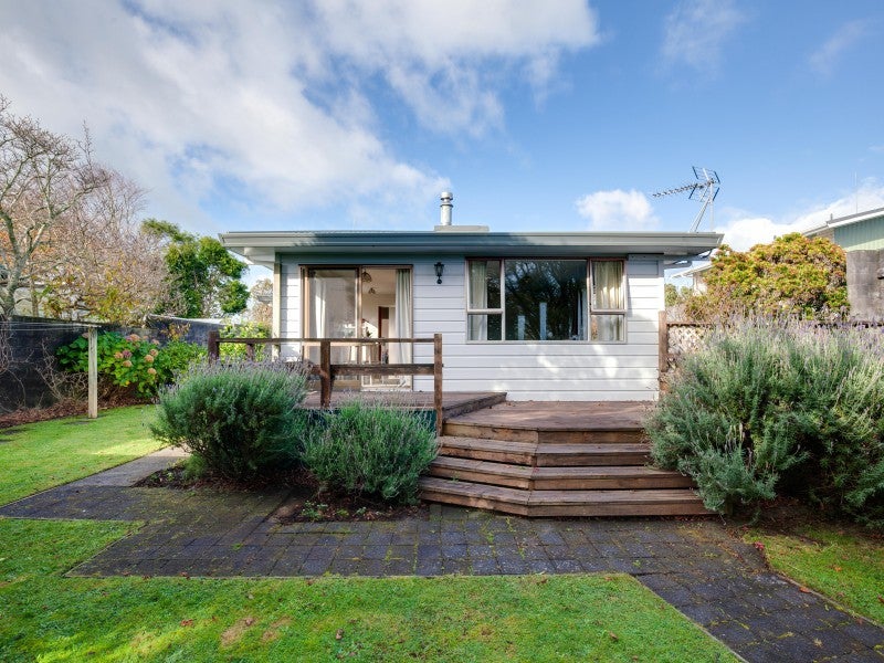 11 Rennell Street, Frankleigh Park, New Plymouth - Carousel 1