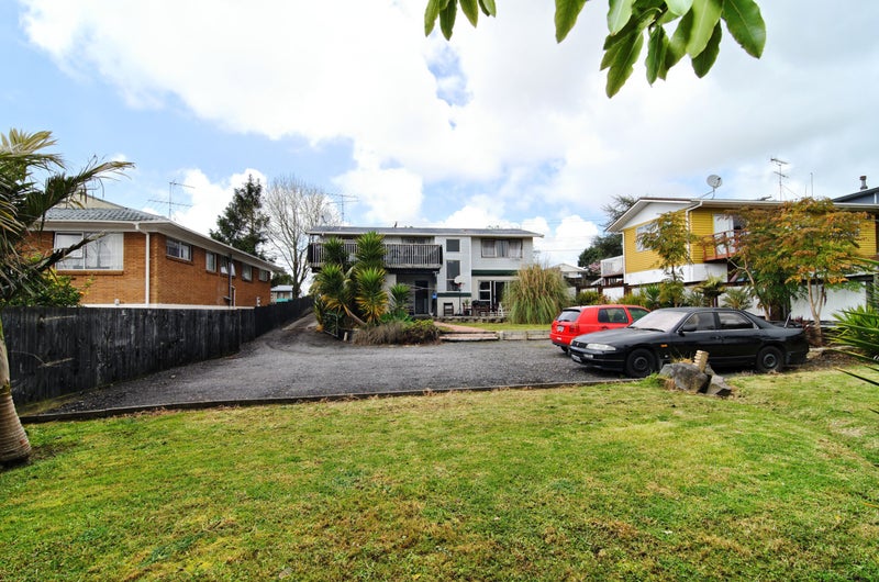 61 Lincoln Park Avenue, Massey, Auckland - Carousel 2