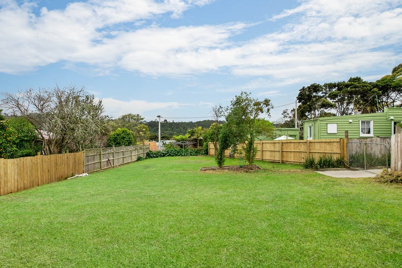40D Cresta Avenue, Beach Haven, Auckland - Carousel 2
