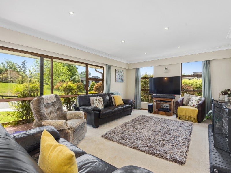 14 Tapestry Grove, Silverstream, Upper Hutt - Carousel 2