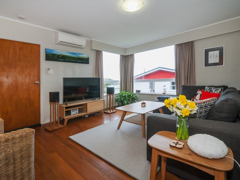 219 Dowse Drive, Maungaraki, Lower Hutt - Carousel 2