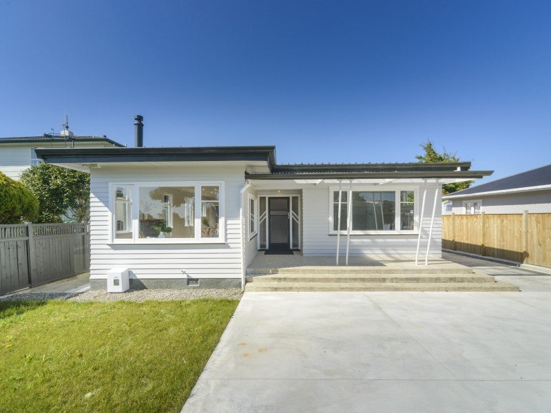8 Stirling Crescent, Hokowhitu, Palmerston North - Carousel 1