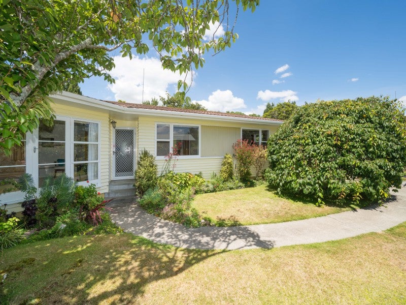 65 Ruamahanga Crescent, Terrace End, Palmerston North - Carousel 2