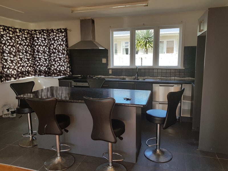 16 Albert Road, Kelston, Auckland - Carousel 1