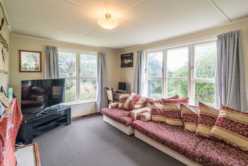 10 Cornwall Crescent, Cannons Creek, Porirua - Carousel 2