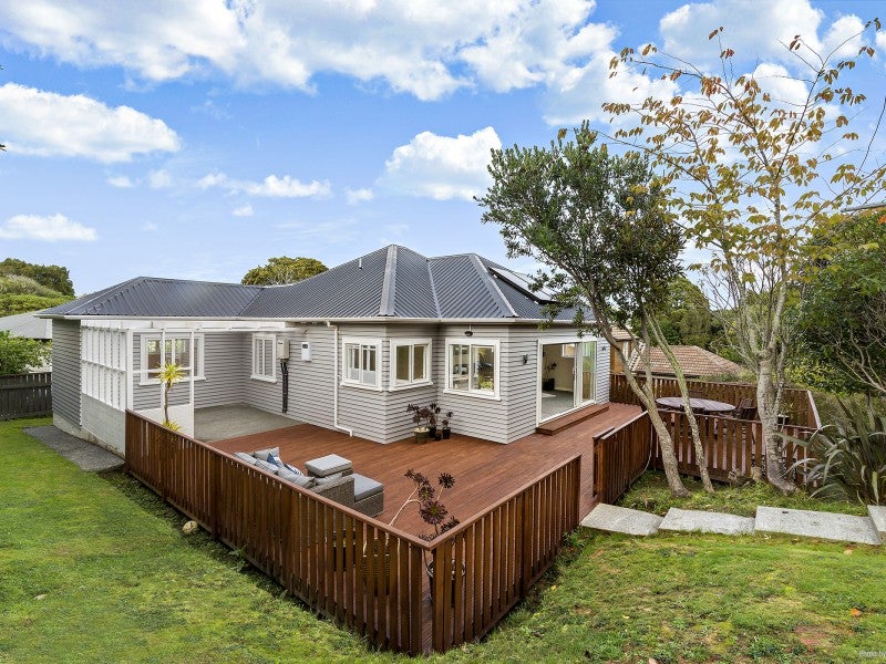 1 Glentui Grove, Khandallah, Wellington - Carousel 1