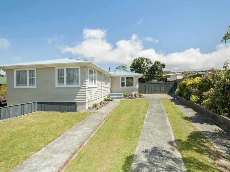 18 Barberry Grove, Maungaraki, Lower Hutt - Carousel 1