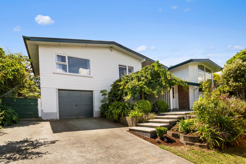 15 Cherry Blossom Grove, Maungaraki, Lower Hutt - Carousel 1