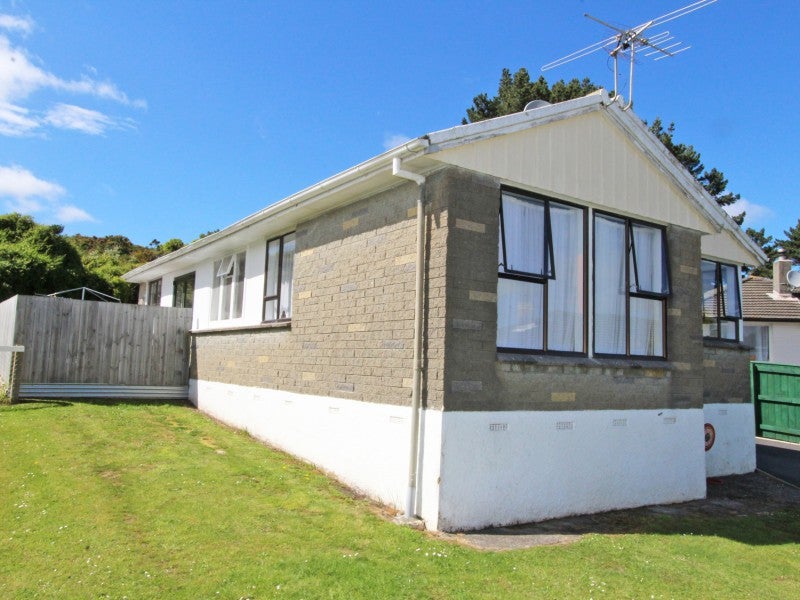 27 Surprise Place, Cannons Creek, Porirua - Carousel 1