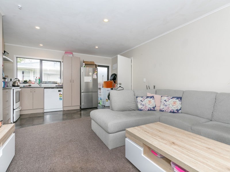 2 Panair Crescent, Hillcrest, Hamilton - Carousel 2