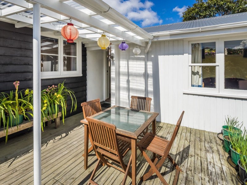 27 Field Street, Silverstream, Upper Hutt - Carousel 2