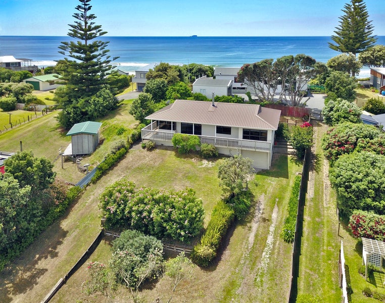 633 Pukehina Parade, Pukehina - Carousel 1