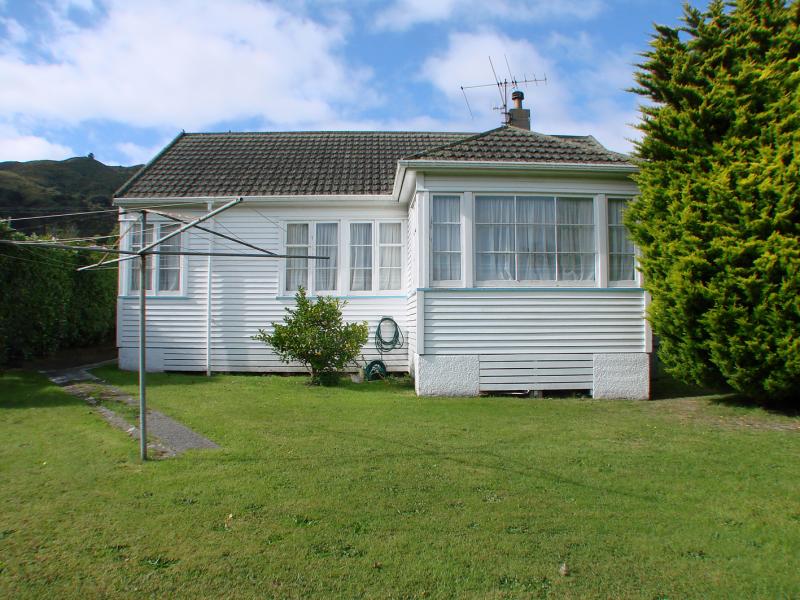 135 Waddington Drive, Naenae, Lower Hutt - Carousel 3
