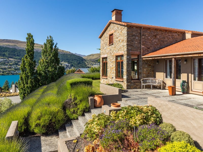 1 Garland Terrace, Kelvin Heights, Queenstown - Carousel 2