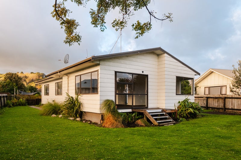 16 Edelsten Place, Tamarau, Gisborne - Carousel 2