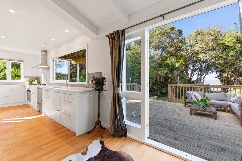 94 Kauri Point Road, Laingholm, Auckland - Carousel 1