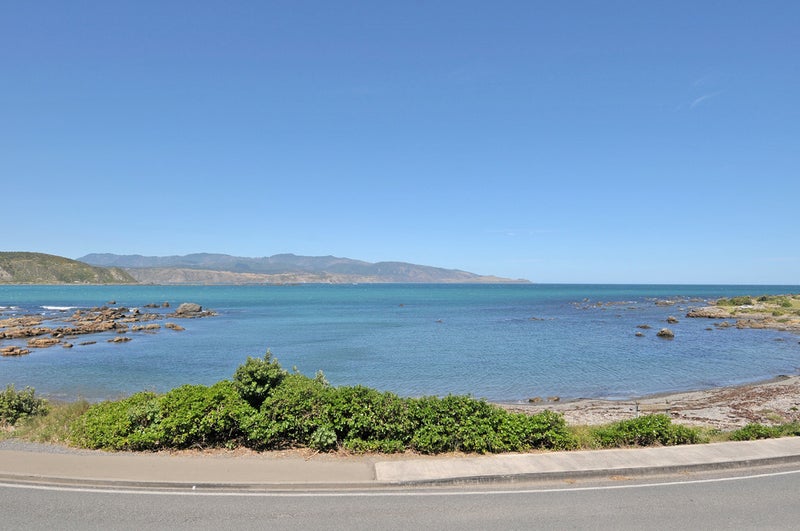 414 Queens Drive, Lyall Bay, Wellington - Carousel 1