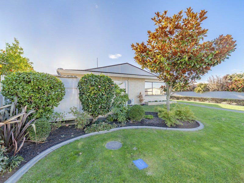 200 Frimley Oaks, Frimley, Hastings - Carousel 20