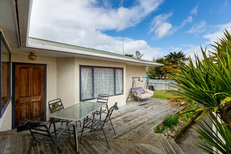 18 Botanical Road, Takaro, Palmerston North - Carousel 15