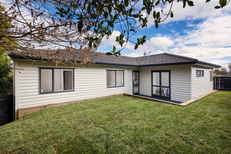 17A Magdalen Place, West Harbour, Auckland - Carousel 2