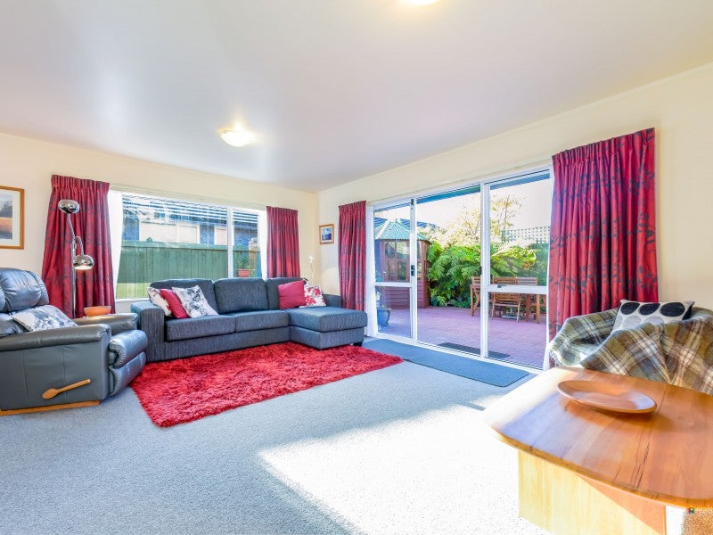 5/6 PALMER CRES, HERETAUNGA, UPPER HUTT - Carousel 2
