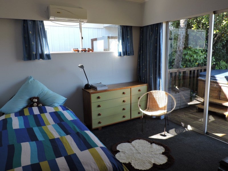 6 Turriff Crescent, Tawa, Wellington - Carousel 2