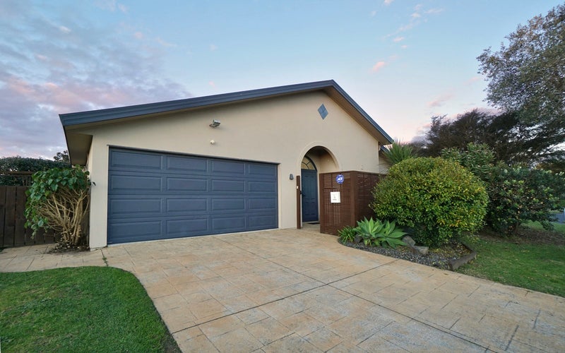 15 Katerini Grove, Papamoa Beach, Papamoa - Carousel 1