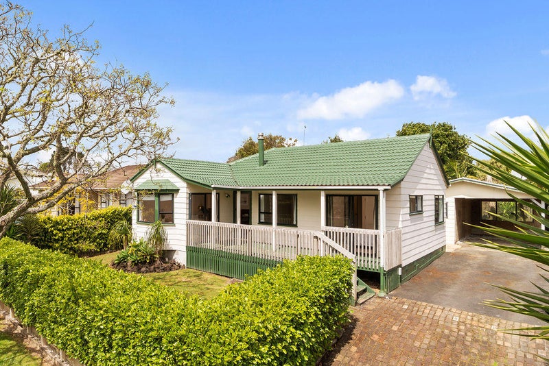 21 Redlands Grove, Swanson, Auckland - Carousel 1