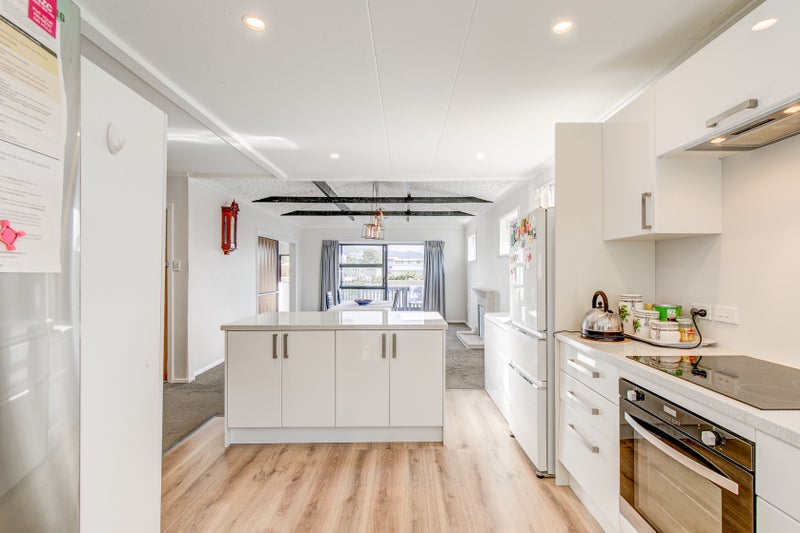 17 Derby Place, Cannons Creek, Porirua - Carousel 2