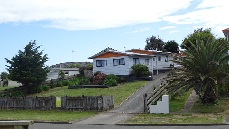 11 Aranui Avenue, Waitarere Beach, Levin - Carousel 1