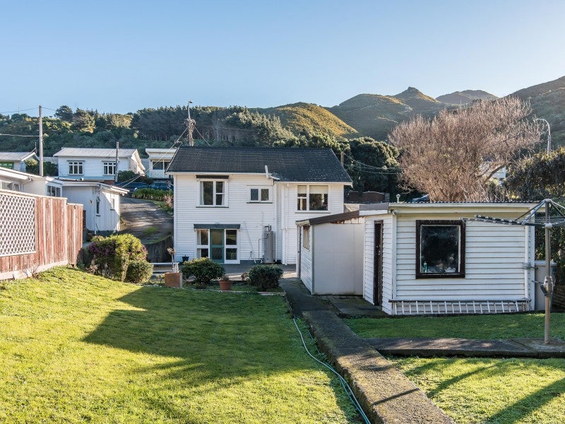 52 Happy Valley Road, Owhiro Bay, Wellington - Carousel 1