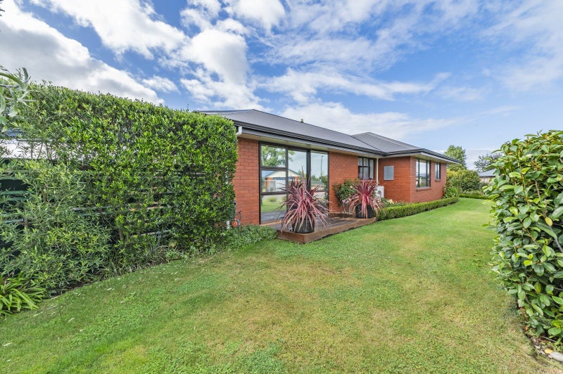 11 Stanwood Grove, Darfield, Darfield - Carousel 2