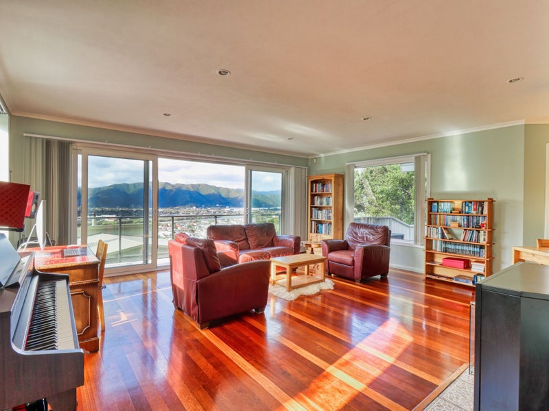 7 Jacaranda Grove, Maungaraki, Lower Hutt - Carousel 2