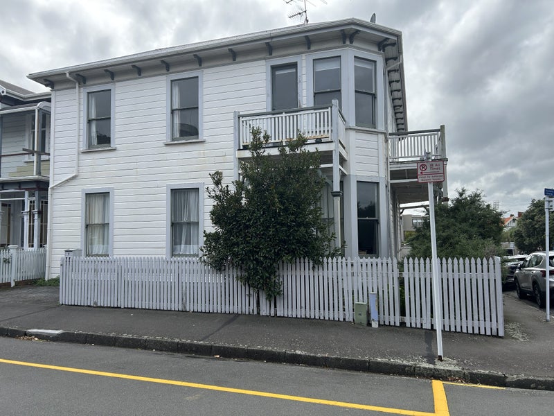1/10 Hobson Crescent, Thorndon, Wellington - Carousel 2