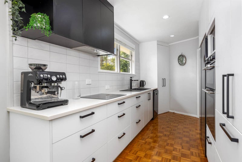 8 Avonleigh Road, Green Bay, Auckland - Carousel 2