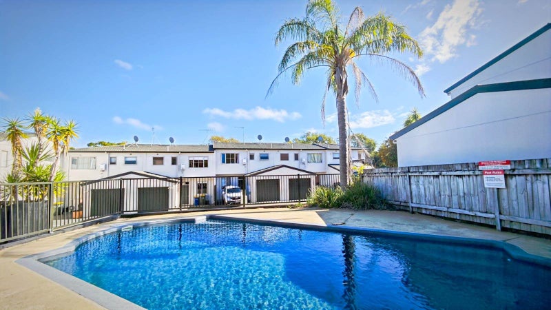 2/4 Nimstedt Avenue, Oteha, Auckland - Carousel 1