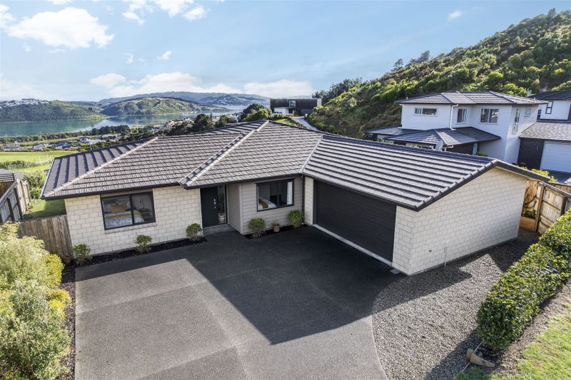 9 Glenorchy Way, Aotea, Porirua - Carousel 1